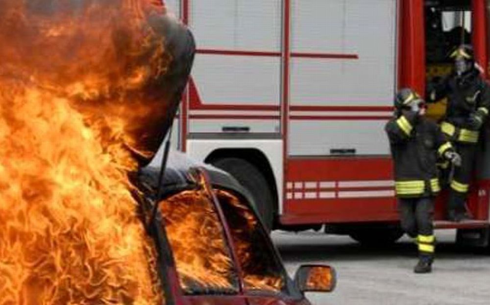 Pulmino di turisti in fiamme alla periferia di Castelnuovo Scrivia e vacanza rovinata