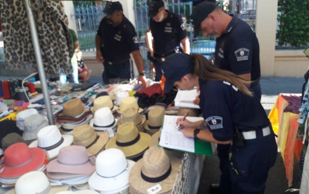 Controlli al mercato di Diano Marina, due venditori nei guai e altri due oggetto di verifica. Sequestrata altra merce