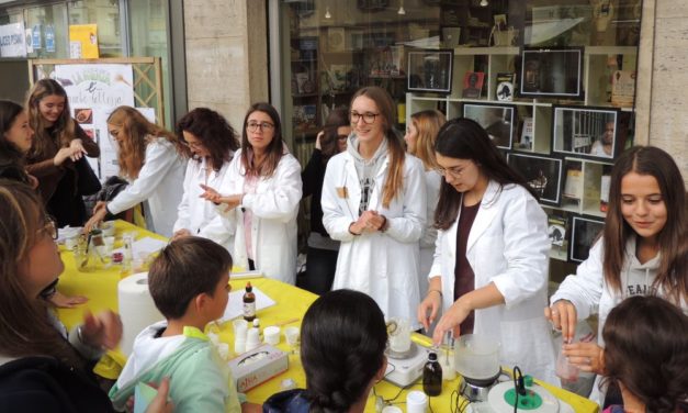 Le immagini di un successo annunciato a Tortona: le “Bancarelle Scientifiche”