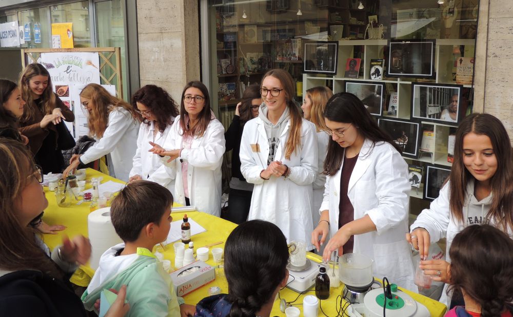 Le immagini di un successo annunciato a Tortona: le “Bancarelle Scientifiche”