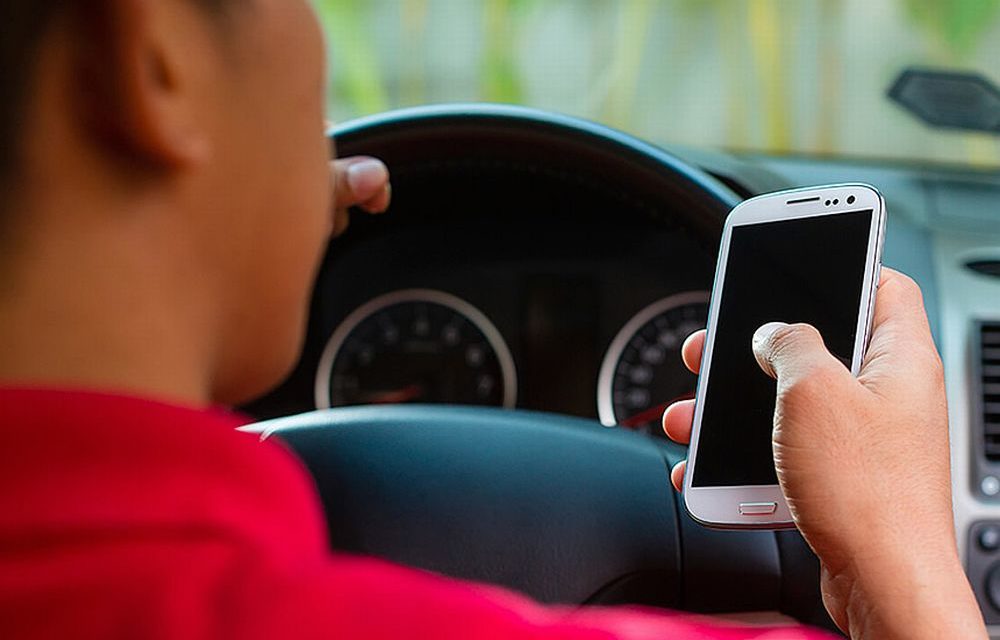 A Tortona troppa gente guida attaccata al telefono cellulare e rischia di investire le persone
