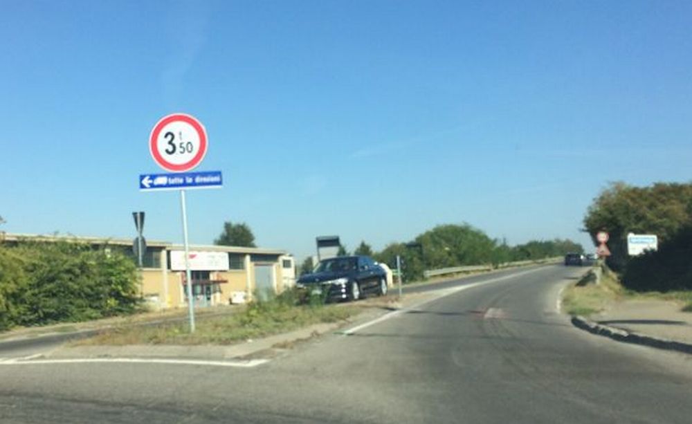 Un cittadino di Tortona chiede maggiori interventi al cavalcavia dell’ Oasi perché i camion passano
