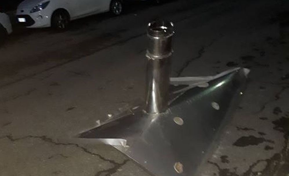 Tragedia sfiorata a Tortona per questo camino di ferro caduto dal tetto di un palazzo in via Alfieri