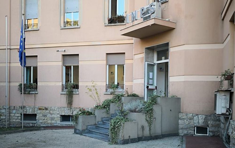 La disavventura di un dianese all’Inps di Imperia, dove le pratiche si fanno in cortile perché i disabili non possono accedere