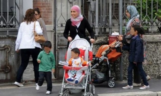 Al mercato di Tortona un bimbo, mamme straniere con stuoli di figli che fanno niente e gente che lavora….