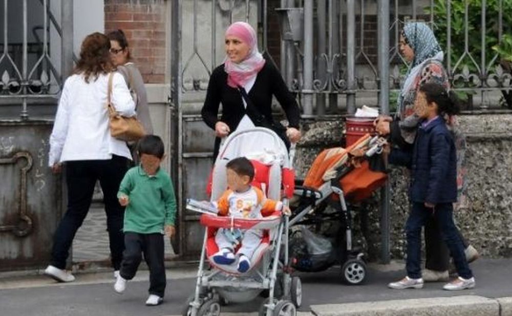 Al mercato di Tortona un bimbo, mamme straniere con stuoli di figli che fanno niente e gente che lavora….