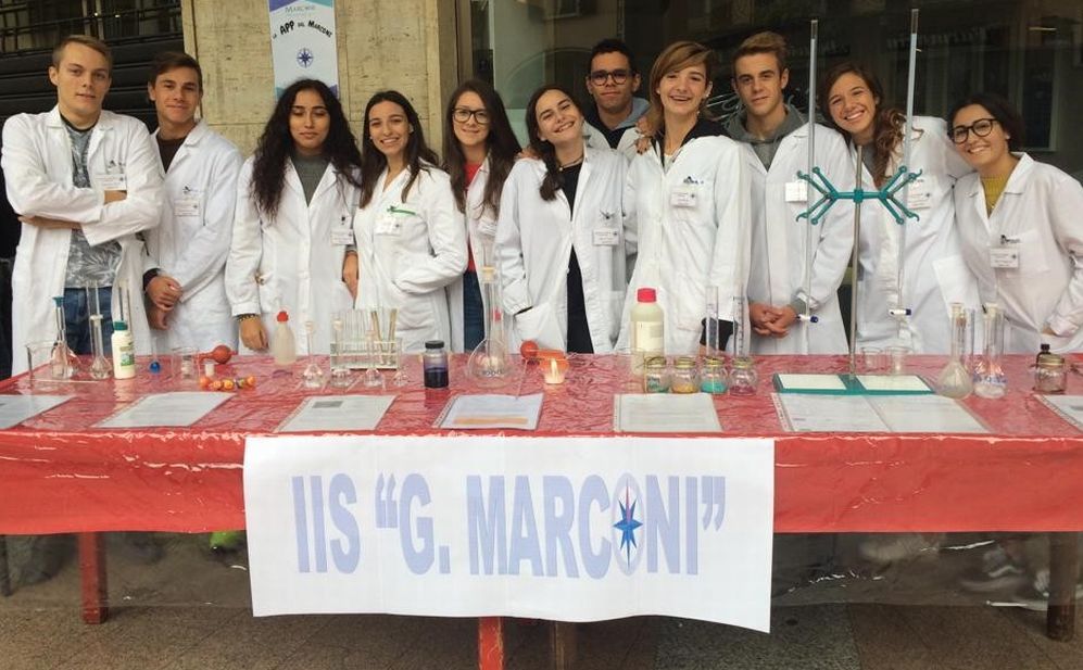 Una bella esperienza per gli studenti del Marconi le “Bancarelle Scientifiche” a Tortona