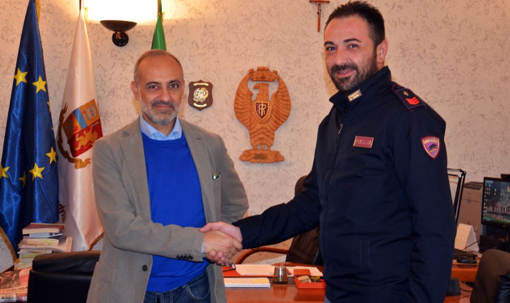 Il poliziotto Raffaele Viscardi salva un’anziana dai rapinatori e si prende l’elogio del Questore di Alessandria