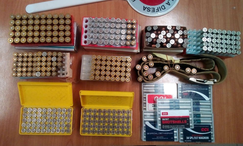 Un acquese nascondeva abusivamente in casa questi 400 proiettili, sequestrati dai Carabinieri