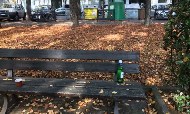 La campana del vetro è dietro, ma a Tortona i maleducati preferiscono lasciarla sulla panchina