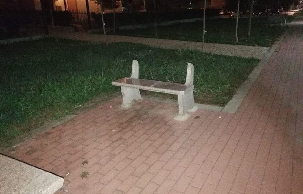 Ancora vandali in azione a Tortona: distruggono l’ennesima panchine nel bel parco di via Emilia