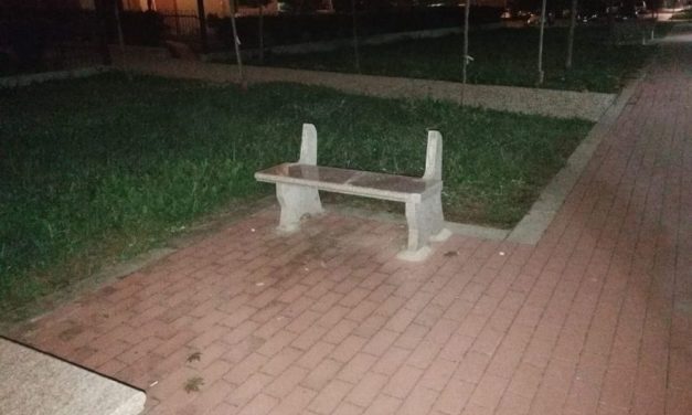 Ancora vandali in azione a Tortona: distruggono l’ennesima panchine nel bel parco di via Emilia