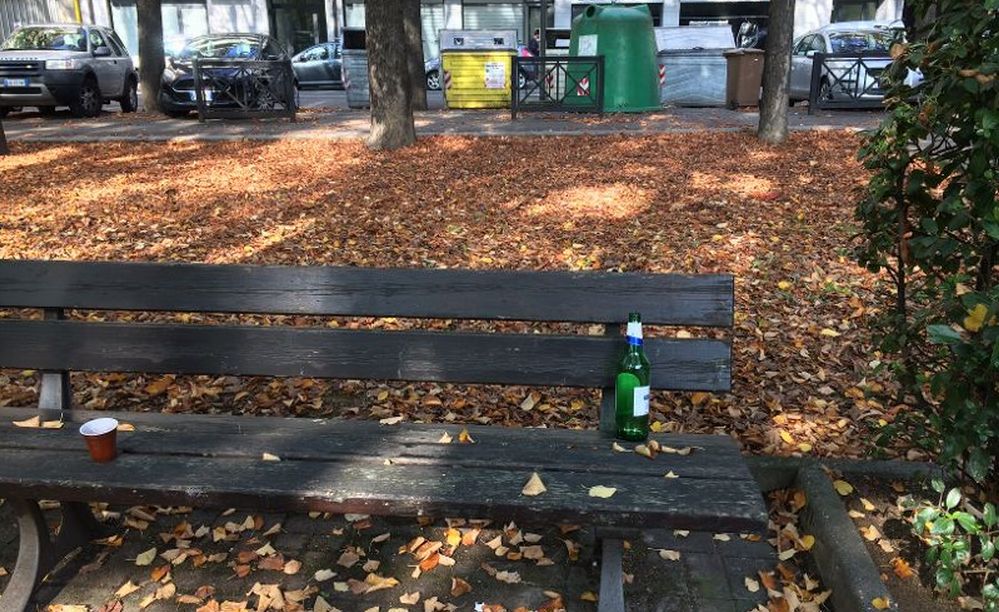 La campana del vetro è dietro, ma a Tortona i maleducati preferiscono lasciarla sulla panchina