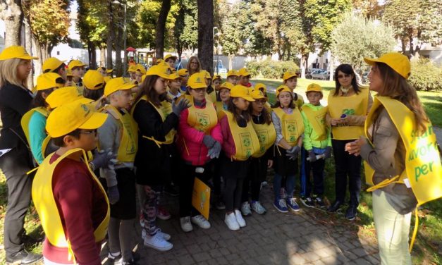 I bambini di Casale Monferrato puliscono il modo