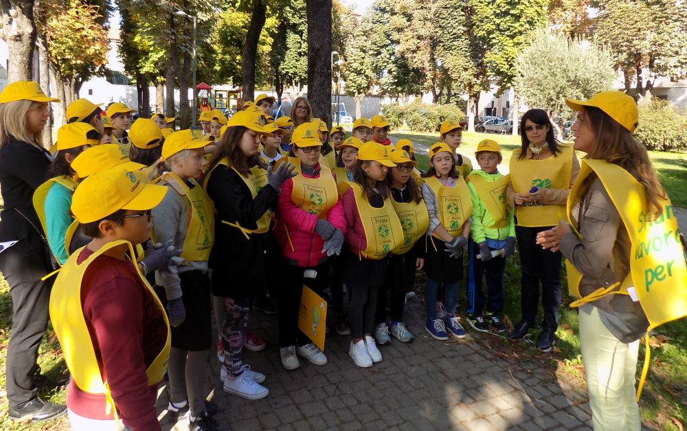I bambini di Casale Monferrato puliscono il modo