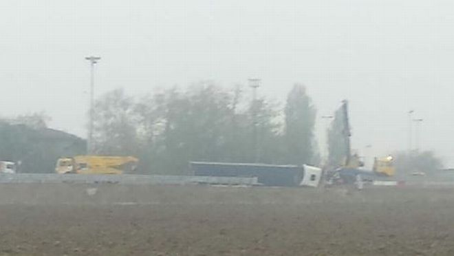 Circolazione stradale in tilt a Tortona per un camion rovesciato nei pressi di Conforama
