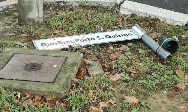 Cartello stradale divelto a Tortona: vento o vandali?