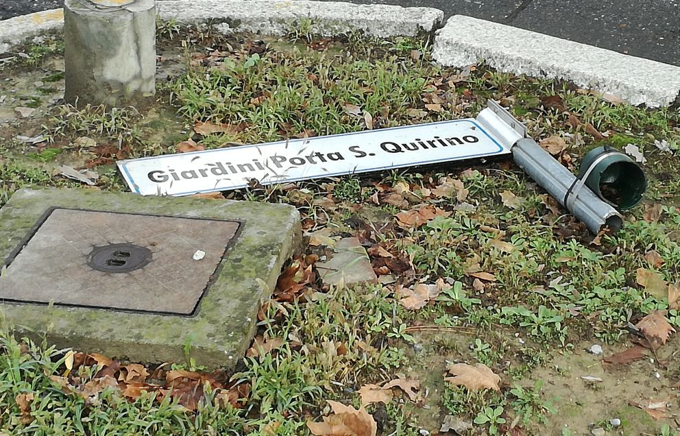 Cartello stradale divelto a Tortona: vento o vandali?