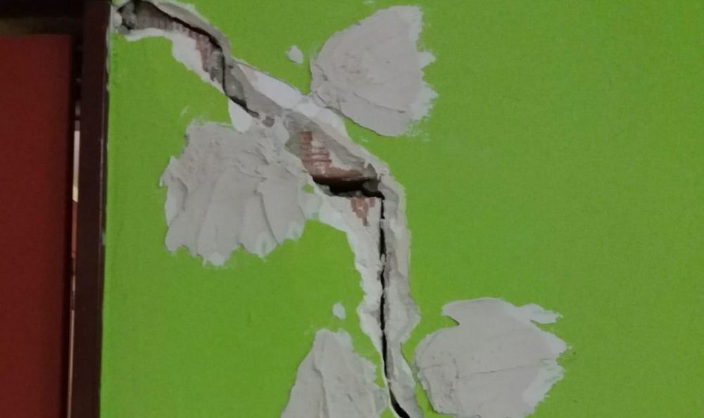 Crepe nel muro alla scuola “Rodari” di Tortona. Bambini allontanati, il Comune interverrà, ma urge spostare i banchi