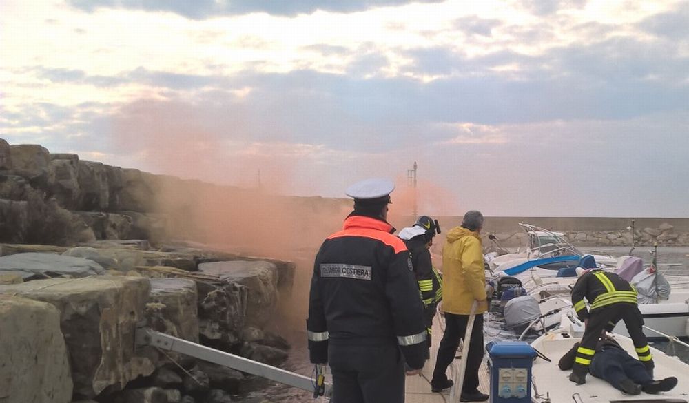Esercitazione semestrale antincendio nel porto di San Bartolomeo al Mare a cura della Capitaneria di Porto
