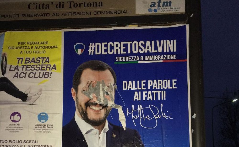 Lo sfregio ai manifesti della Lega a Tortona è vilipendio, altro che vandalismo. L’opposizione deve solo recitare il mea culpa