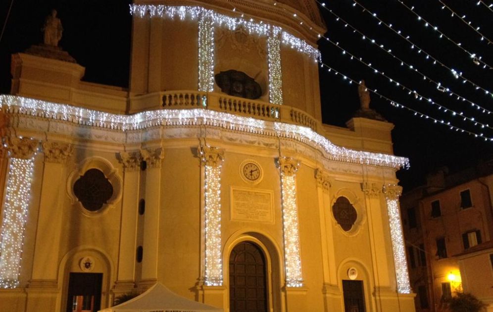Via San Giovanni a Imperia s’illumina: “Ineja c’è”