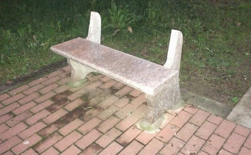 Ancora vandali a Tortona con l’ennesima panchina rotta: vergogna, vergogna, vergogna!!