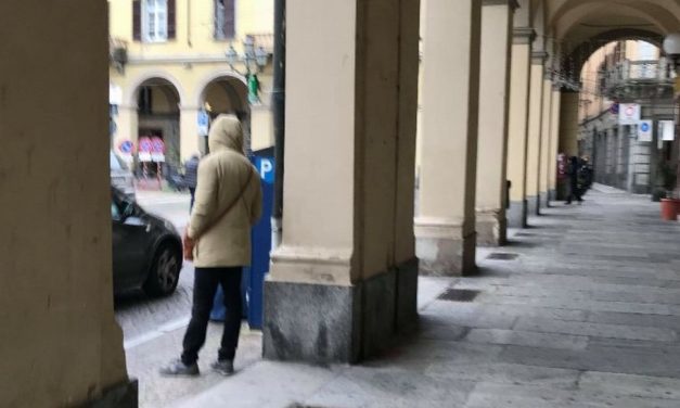 Tortona, ecco le immagini del parcheggiatore abusivo che importuna le donne in piazza Duomo