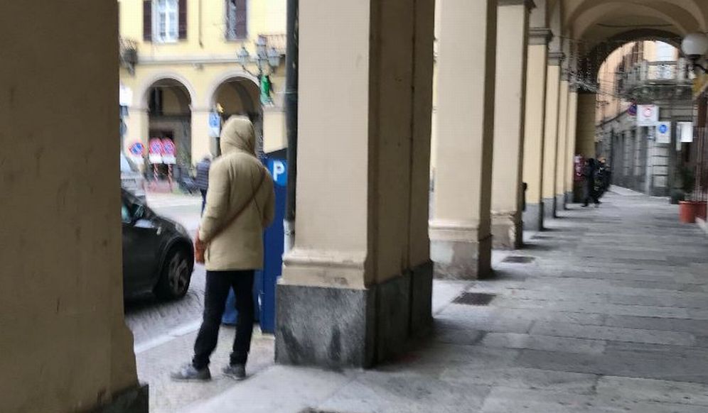Tortona, ecco le immagini del parcheggiatore abusivo che importuna le donne in piazza Duomo