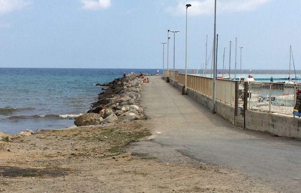 Si deciderà mai Diano Marina a rendere più bella questa passeggiata? Bastano poche panchine e…