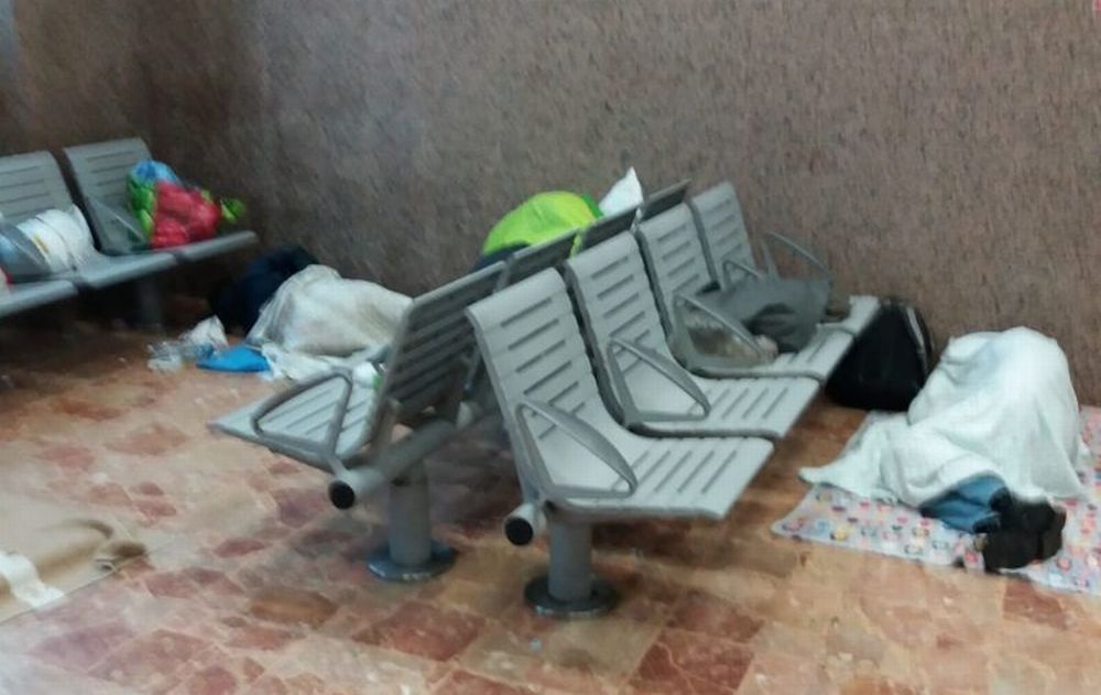 Sala d’aspetto riaperta di notte a Tortona per rivedere questo schifo?