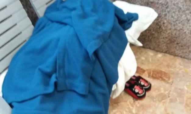 I vagabondi della stazione di Tortona adesso hanno anche delle belle ciabatte ricamate…. E fumano!