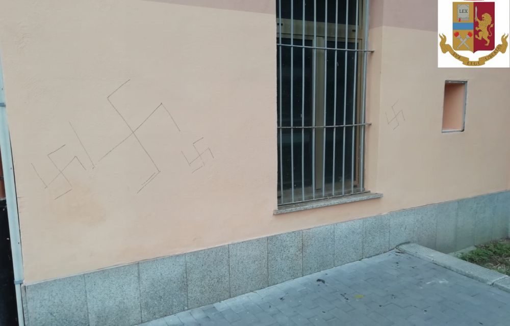 Svastiche alla stazione di Serravalle Scrivia, la Polfer individua l’autore