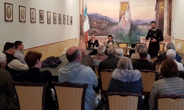 I Carabinieri incontrano gli anziani nella Sala Consiliare del Municipio di Molini di Triora.