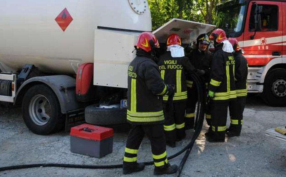 Grave incidente sul lavoro a Viguzzolo: esplode il serbatoio di un camion, due operai in fin di vita