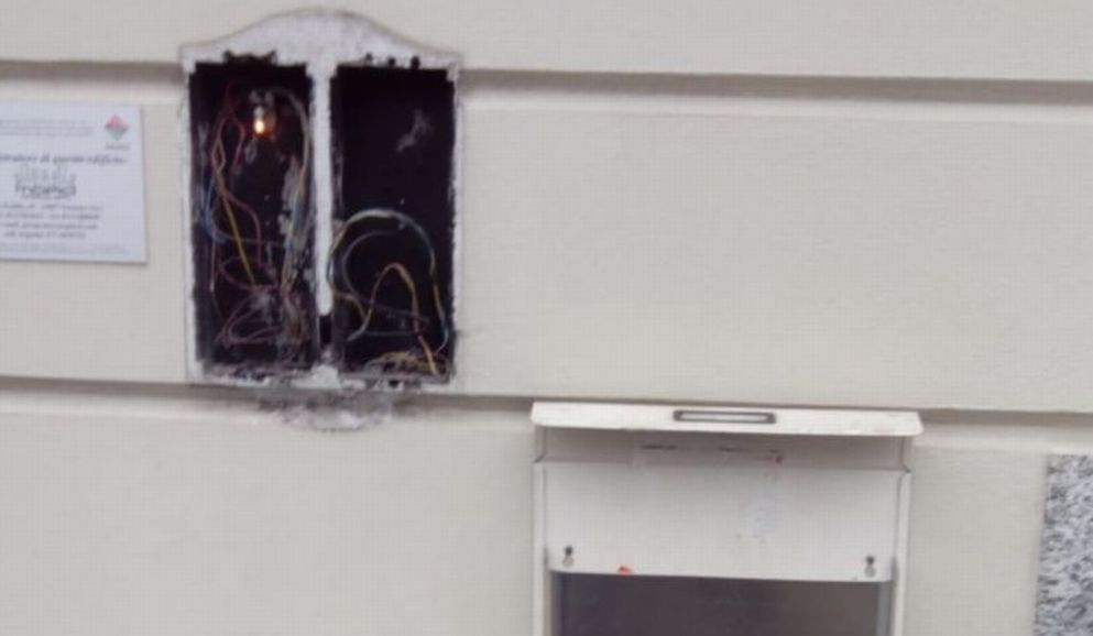 Adesso a Tortona rubano anche i citofoni in ottone dai palazzi