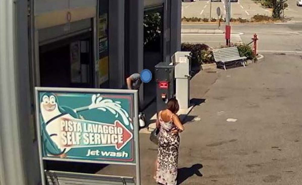 Incredibile ma vero, marito e moglie rubano questa pompa di autolavaggio nel casalese