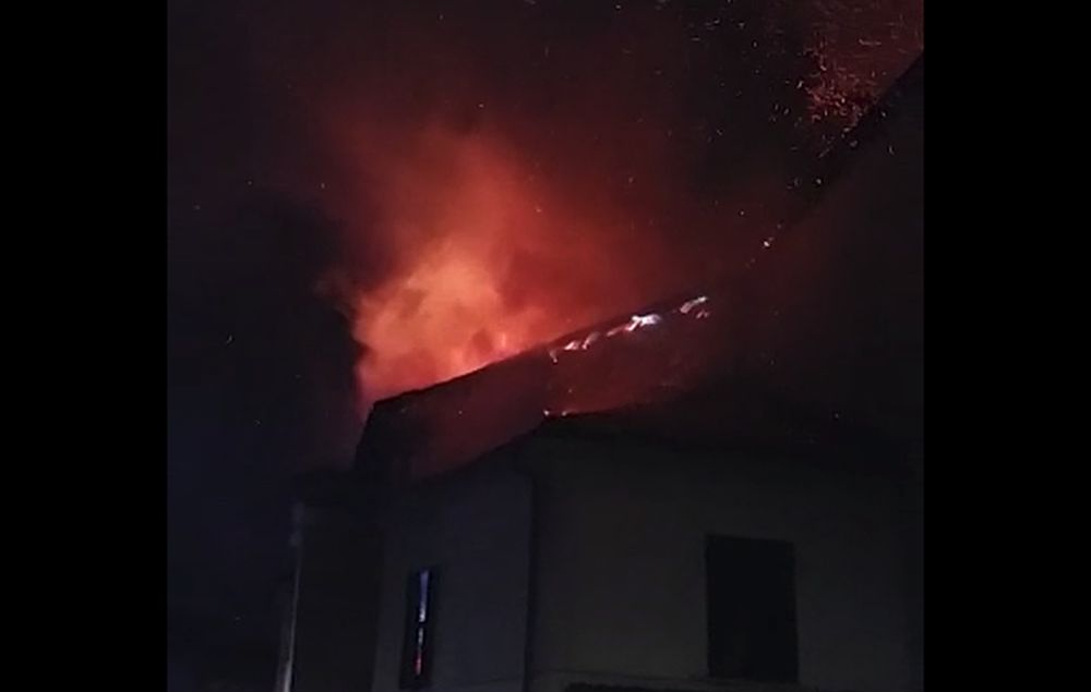 Poliziotto fuori servizio fuori servizio salva gli abitanti di questa casa in fiamme ad Acqui Terme