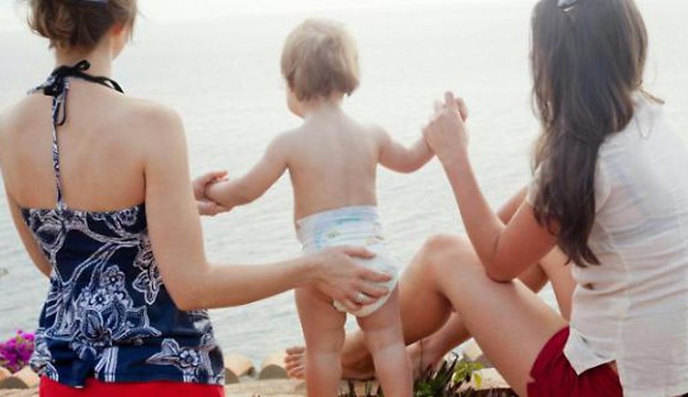 Ad Acqui Terme  un bambino nato da due mamme riconosciuto dal Comune. E’ davvero l’amore che crea una famiglia?