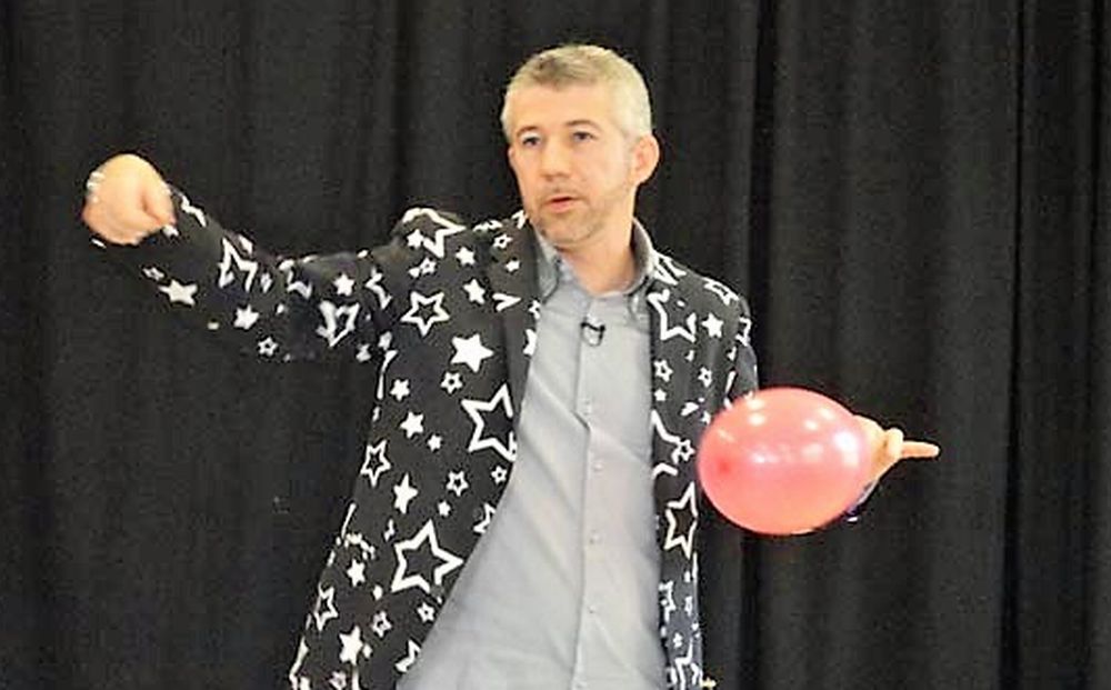 Sabato Magic Alex intrattiene i bambini a San Bartolomeo al Mare