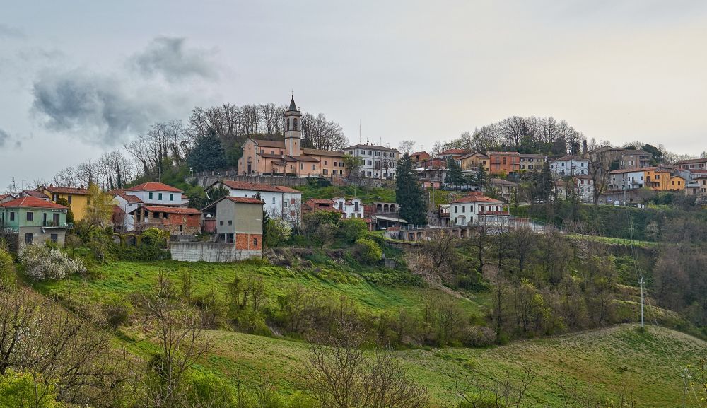 Il Tortonese arguto ha bisogno di un paio di occhiali: il pulmino di Montemarzino non è stato donato dalla Fondazione di Torino, magari!