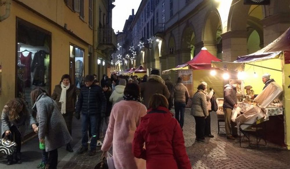 Assaggia Tortona e gente in centro per le iniziative del Comune. Le immagini