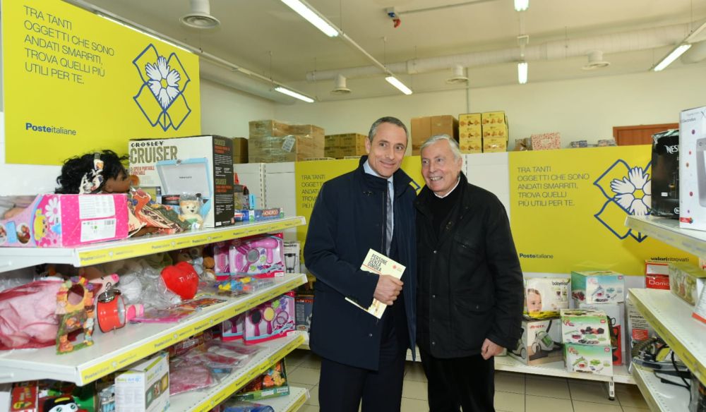 Per Natale Poste italiane con Caritas dona i pacchi abbandonati ai bisognosi