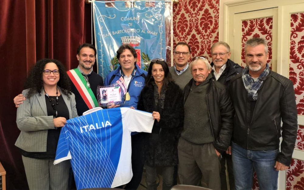 San Bartolomeo, consegnato a Marco Reviglio un riconoscimento dopo la vittoria al Mondiale di bowling a squadre