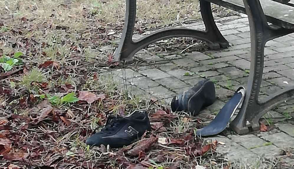 Ai giardini di Tortona abbandonano di tutto, persino le scarpe….