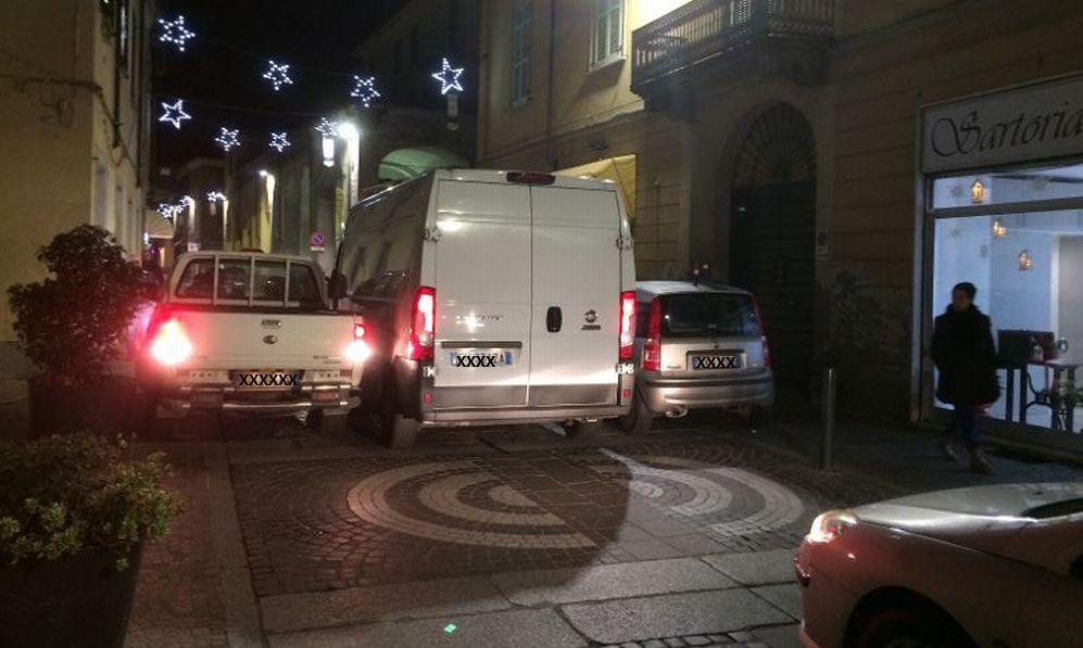 Tortona: questo il risultato di quando si vuole parcheggiare a tutti i costi dove non si può