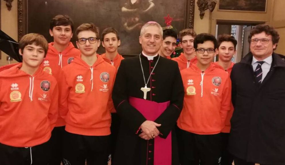 I giovani del Derthona  basket in visita dal vescovo di Tortona