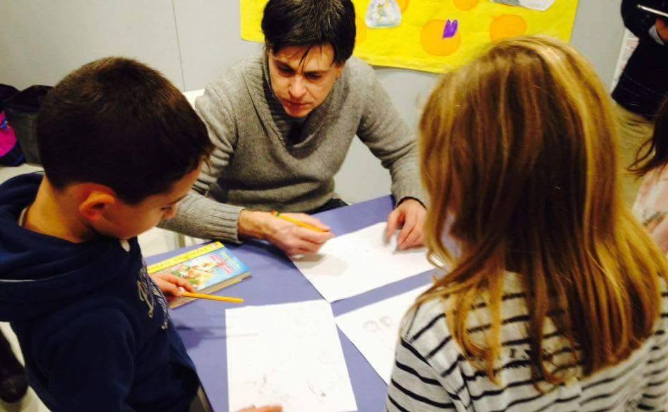 Il fumettista Andrea De Negri Giovedì alla Biblioteca di  Tortona coi bambini che disegnano Sherlock Holmes
