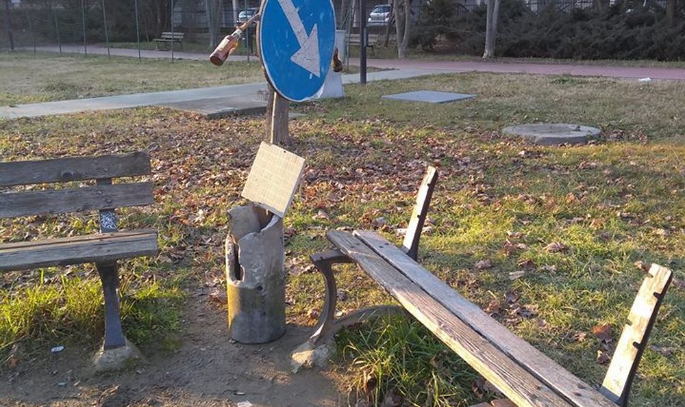 Abbandonata e oggetto di vandalismi l’area verde di corso Pilotti a Tortona. Il Comune: “Interverremo”