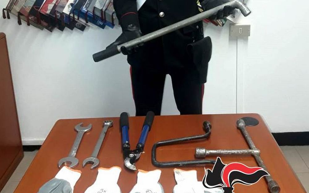 Ad Alessandria due ragazze 15enni rubavano vestiti, a Castellazzo due nomadi sorpresi con arnesi da scasso